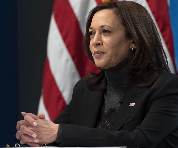 Harris Tops Trump in Iowa in Latest Des Moines Register Poll