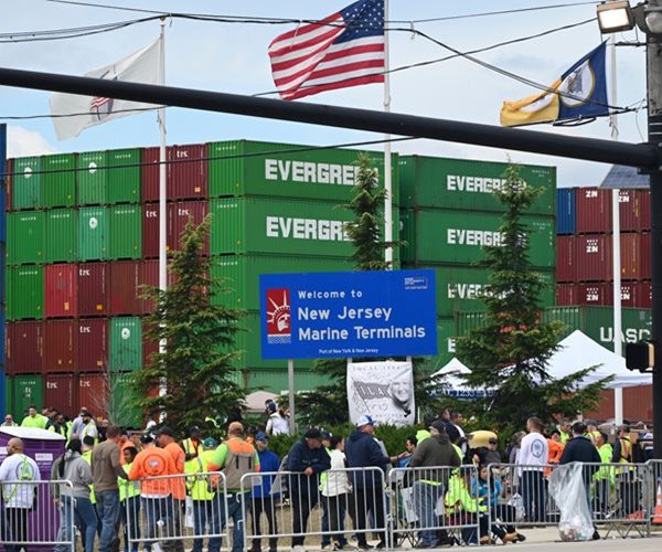 White House Sides With Dockworkers' Union