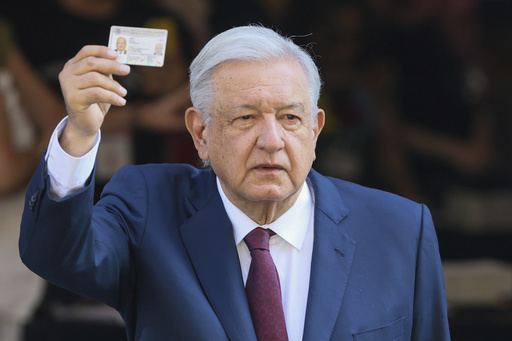 Mexico's Outgoing President Vows to Pursue Changes to Constitution Despite Market Nervousness