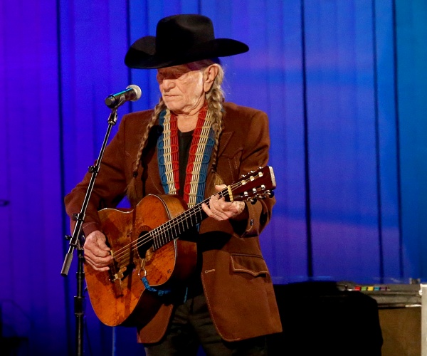 willie nelson performs at cma awards