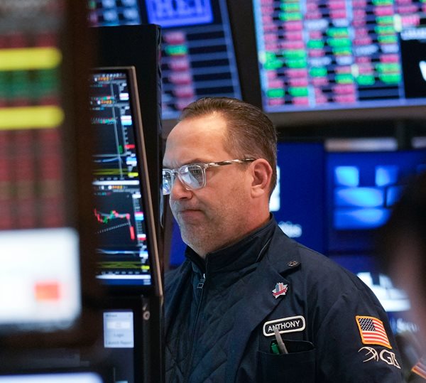 Wall Street Ends Mixed in Choppy Trading