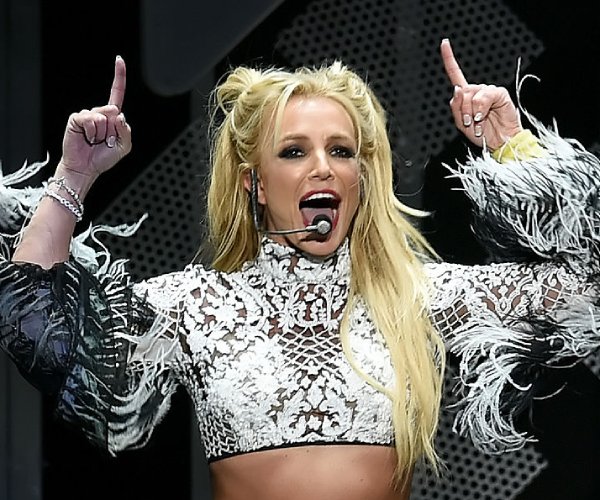 britney spears performing