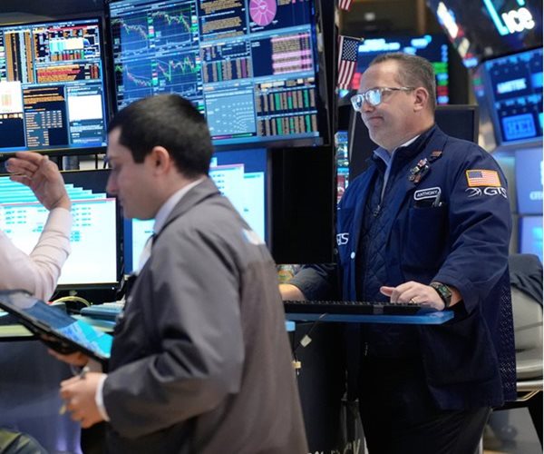 US Stocks Fall, But World Markets Hold Steadier