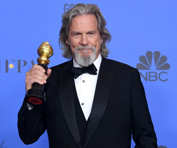 jeff bridges holds award