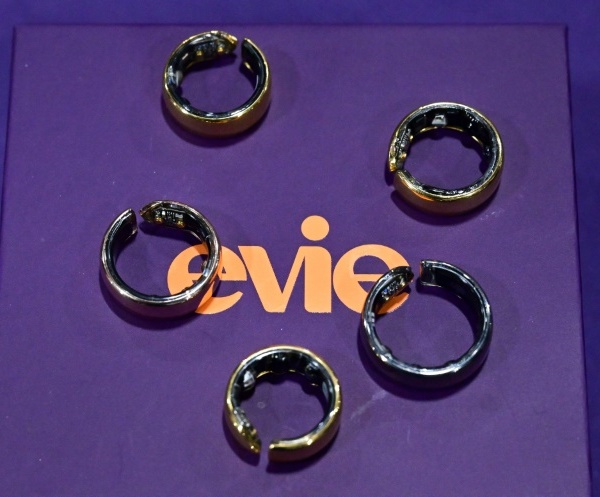 Evie ring