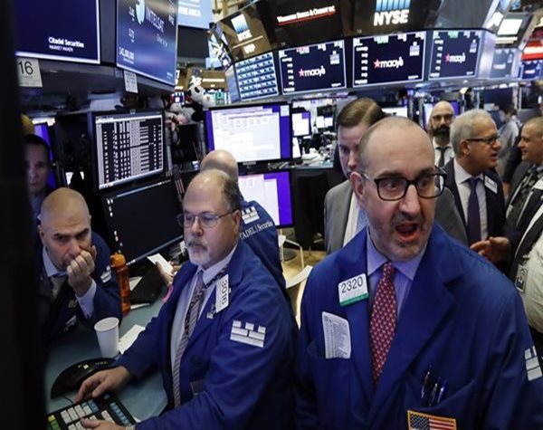 Investors Hope for 'Santa Claus' Rally as Stocks Lose Steam