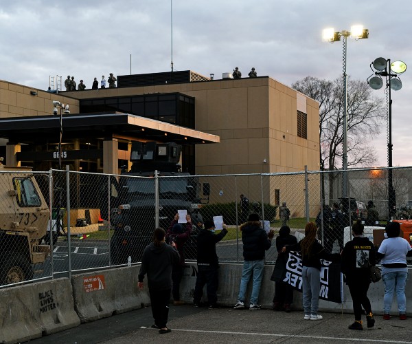 protests brooklyn center minnesota over daunte wright shooting 