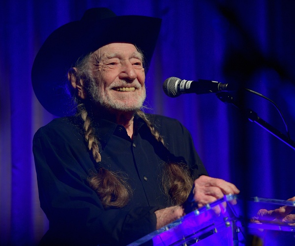 willie nelson plays piano onstage