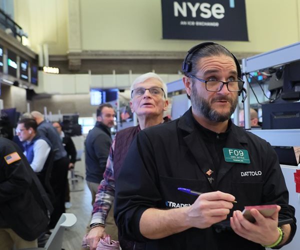 Stocks Zigzag Following Mixed Profit Reports