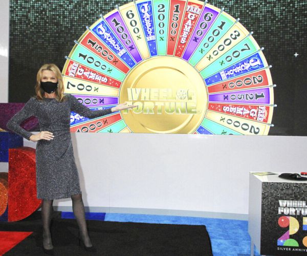 'Wheel of Fortune' Fans Go Wild After Contestants Fail to Solve Obvious Puzzle