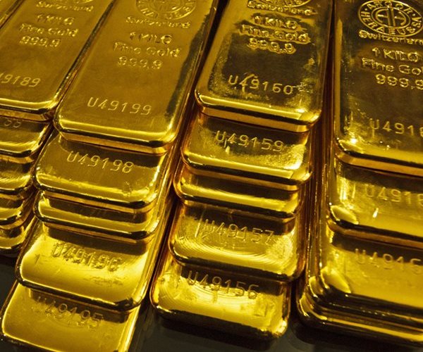 Gold Briefly Dips Below $5K on Fed Pick, Investor Caution