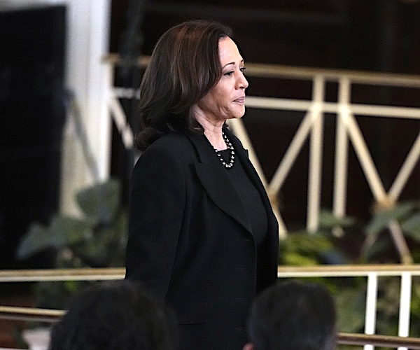 kamala harris arrives for a memorial service