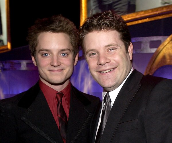 actors elijah wood and sean astin posing for a photo