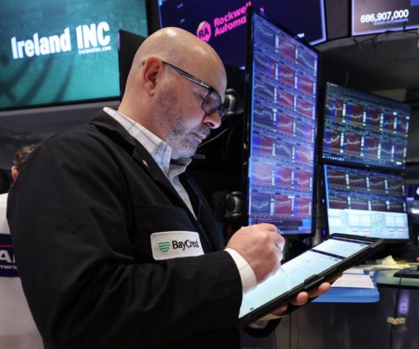 Dow Falls Nearly 800 Points on Inflation Fears