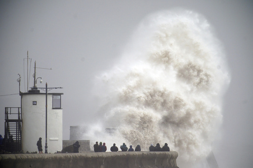 Hundreds of Thousands in Ireland, UK Left Without Power as Storm Darragh Batters Region