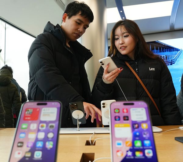 China Mulling Probe Into Apple's App Store Fees