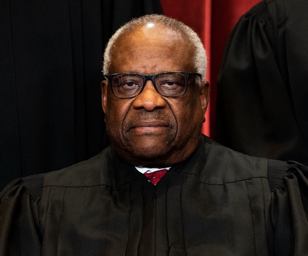 clarence thomas sits for portrait