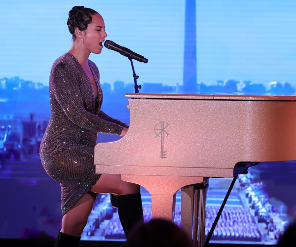 alicia keys sings while playing the piano