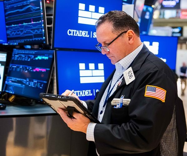 US Stock Futures Inch Down in Thin Trading